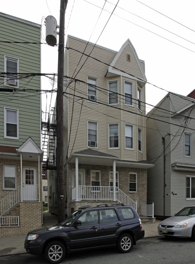 46 E 19th St in Bayonne, NJ - Building Photo - Building Photo