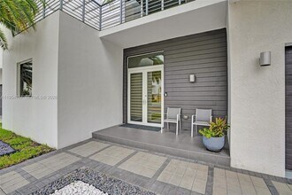 9995 NW 75th St in Doral, FL - Building Photo - Building Photo