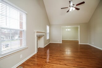 3105 Roundwood Forest Ln in Nashville, TN - Foto de edificio - Building Photo