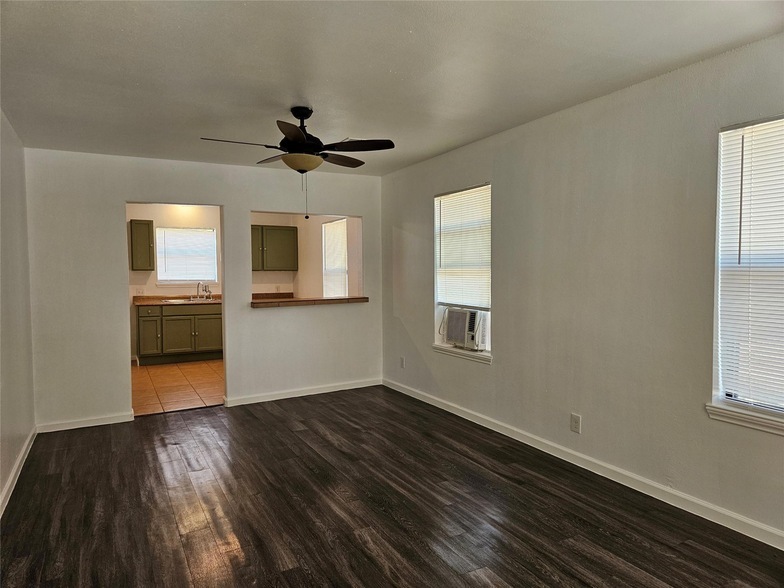 108 W 7th St, Unit 3756-411 in Elgin, TX - Foto de edificio