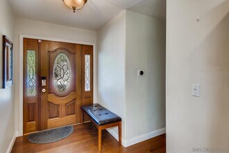 5664 Campanile Way in San Diego, CA - Foto de edificio - Building Photo