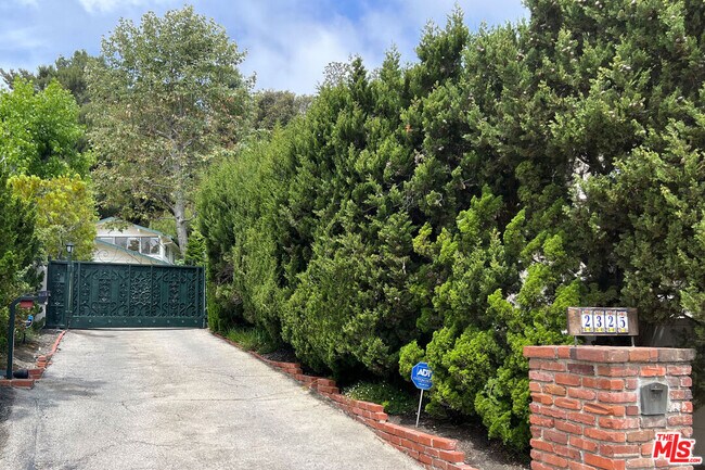 2325 Banyan Dr in Los Angeles, CA - Building Photo - Building Photo