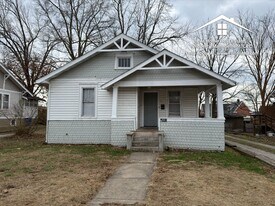 302 W 6th St in Fulton, MO - Building Photo