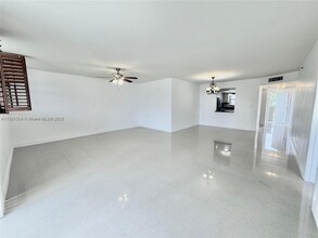 3150 W Rolling Hills Cir, Unit 307 in Davie, FL - Building Photo - Building Photo