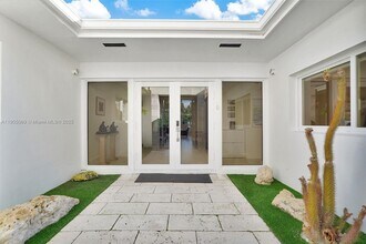 397 Harbor Ct in Key Biscayne, FL - Building Photo - Building Photo