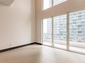 60 SW 13th St, Unit 2816 in Miami, FL - Building Photo - Building Photo