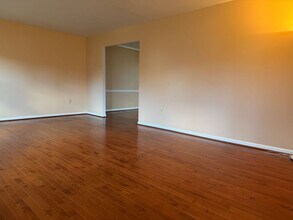 7818 Attleboro Dr in Springfield, VA - Foto de edificio - Building Photo