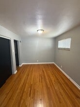 1315 Mendell Dr in University City, MO - Building Photo - Building Photo