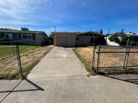 5725 El Campo Way in North Highlands, CA - Building Photo