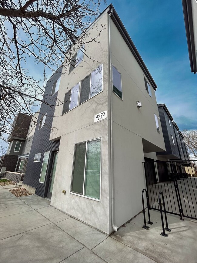 property at 4923 Lowell Blvd