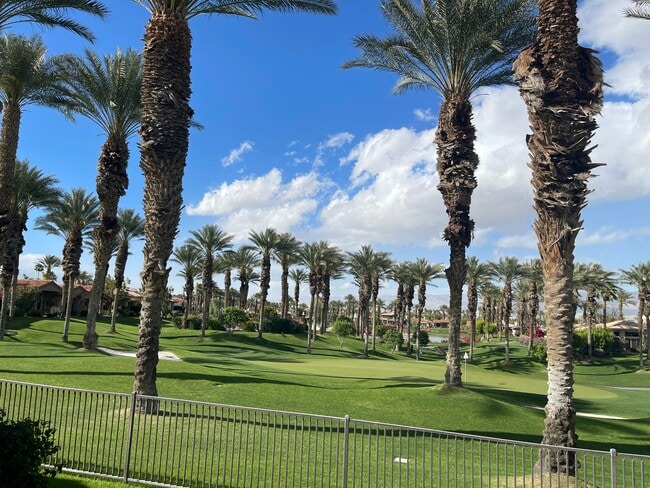 392 Desert Holly Dr in Palm Desert, CA - Building Photo - Building Photo