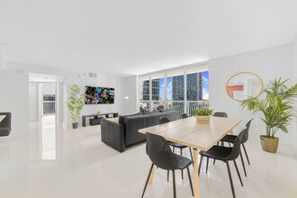 1200 Brickell Bay Dr in Miami, FL - Building Photo - Building Photo