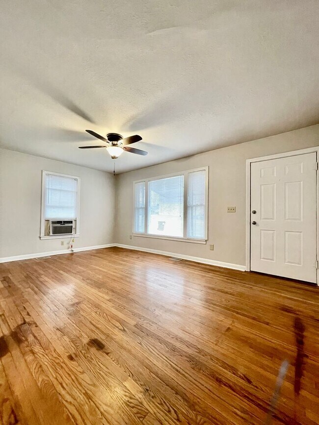 413 Eastwood St in San Marcos, TX - Building Photo - Building Photo