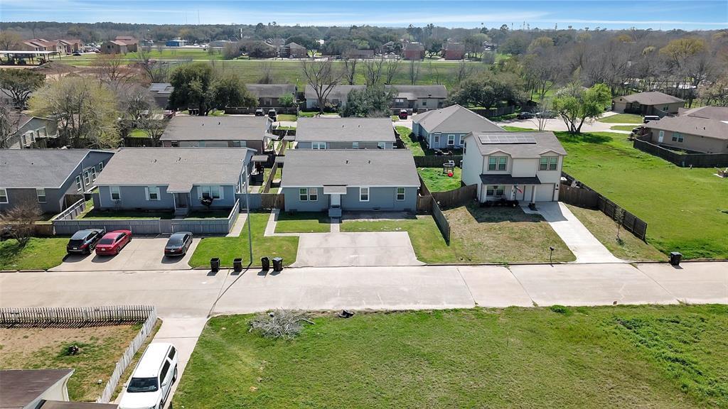 9 Becca Ct in Brookshire, TX - Building Photo