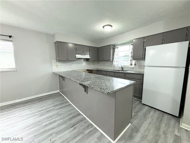1720 SW Santa Barbara Pl in Cape Coral, FL - Building Photo - Building Photo