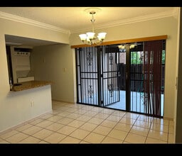 495 W Park Dr in Miami, FL - Building Photo - Building Photo