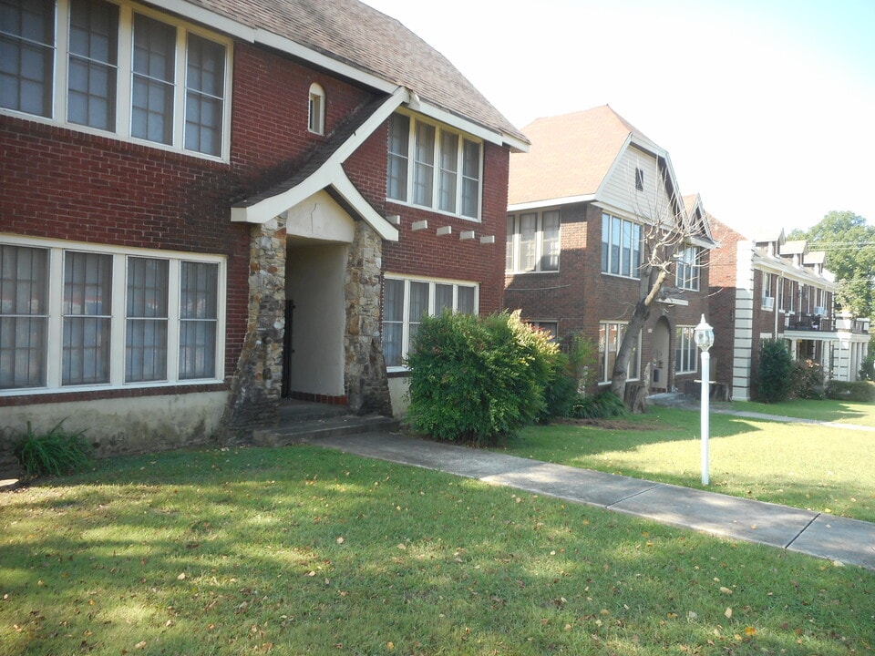1855 Poplar Ave in Memphis, TN - Building Photo