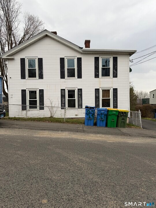 33 Pilgrim Ave in Waterbury, CT - Building Photo
