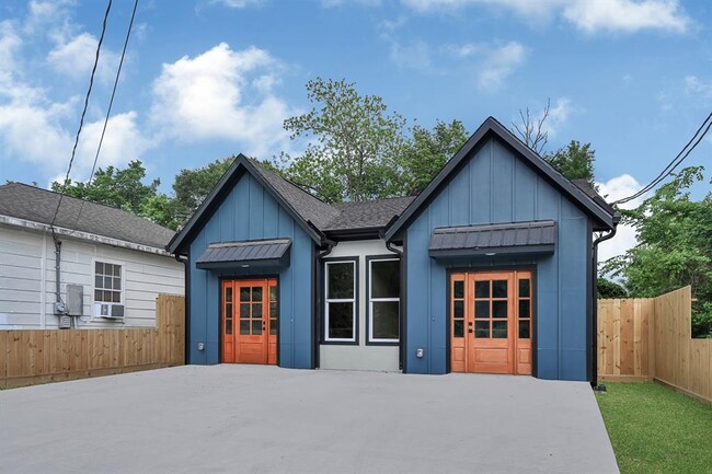 112 S San Jacinto St in Conroe, TX - Building Photo - Building Photo