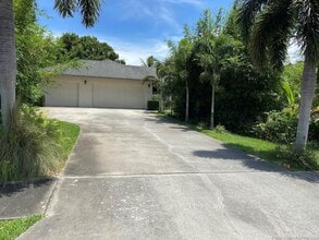 94 NE Elderberry Terrace in Jensen Beach, FL - Foto de edificio - Building Photo