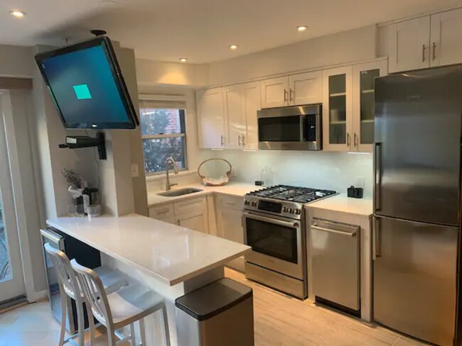 2500 Q St NW, Unit #130 Gtown Private Patio in Washington, DC - Foto de edificio - Building Photo