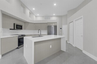 2553 Bay Pointe Dr in Weston, FL - Building Photo - Building Photo