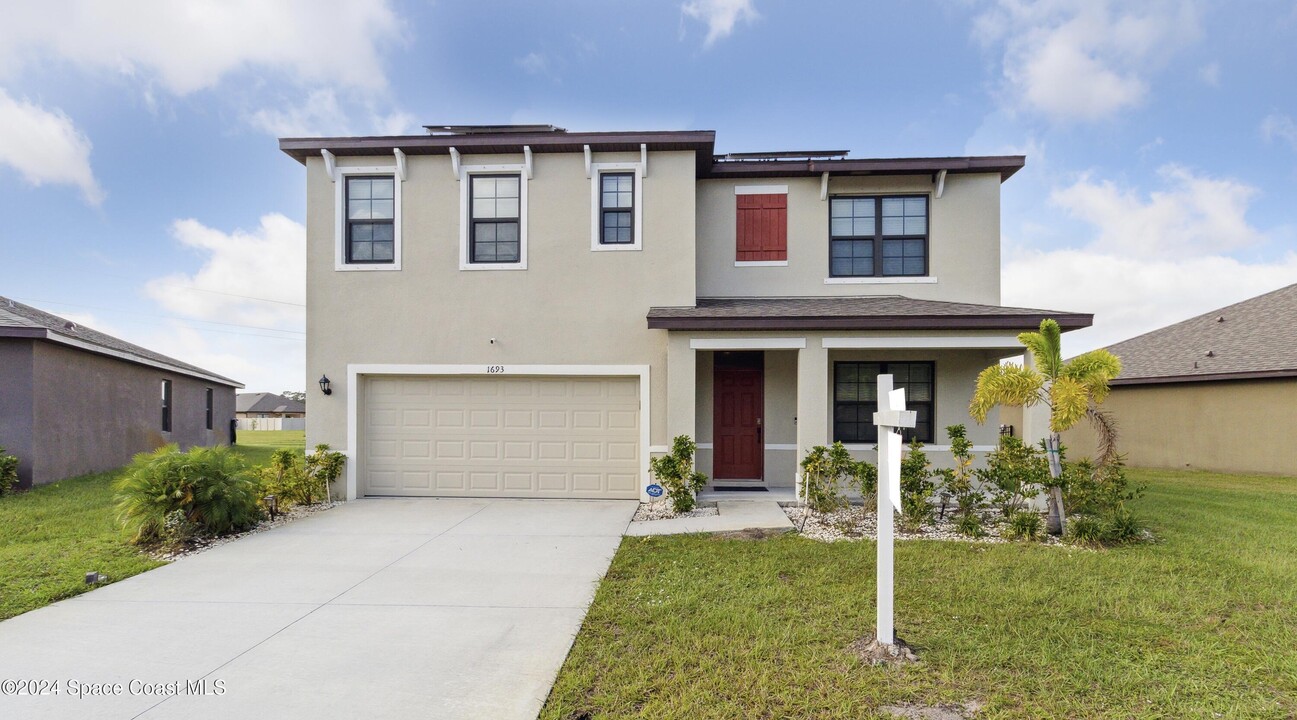 1693 Mineral Lp Dr NW in Palm Bay, FL - Foto de edificio