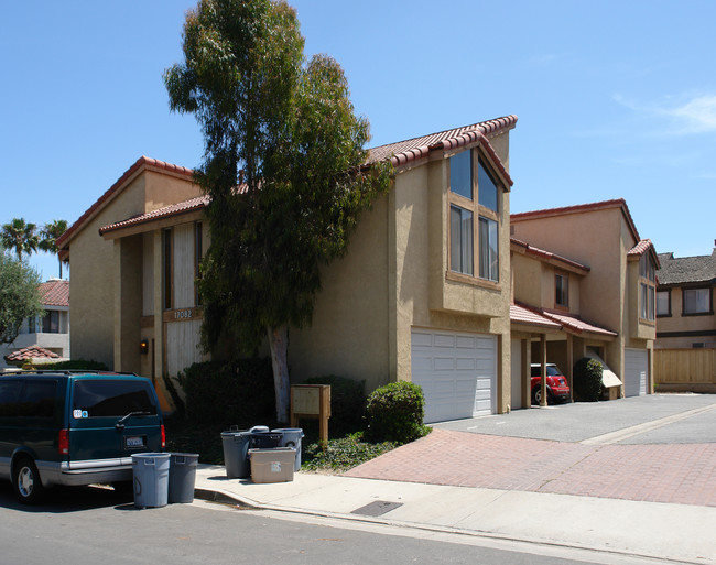 17092 Lynn Ln in Huntington Beach, CA - Building Photo - Building Photo