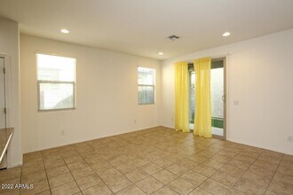 4717 E Betty Elyse Ln in Phoenix, AZ - Foto de edificio - Building Photo