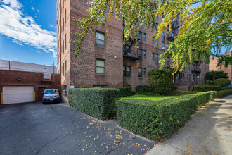 The Warwick in Forest Hills, NY - Building Photo - Building Photo