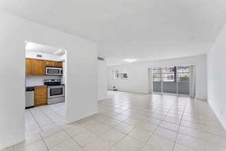 715 Lori Dr, Unit 205 in Palm Springs, FL - Building Photo - Building Photo