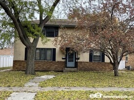 24 16th Ave N in Hopkins, MN - Building Photo