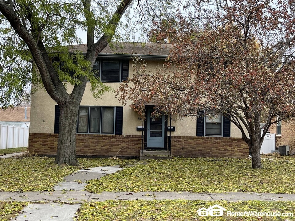 24 16th Ave N in Hopkins, MN - Building Photo