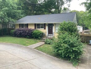1205 Ogilvie Dr NE in Atlanta, GA - Foto de edificio - Building Photo