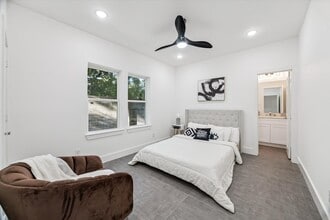 2122 Oatfield Dr in Houston, TX - Building Photo - Building Photo