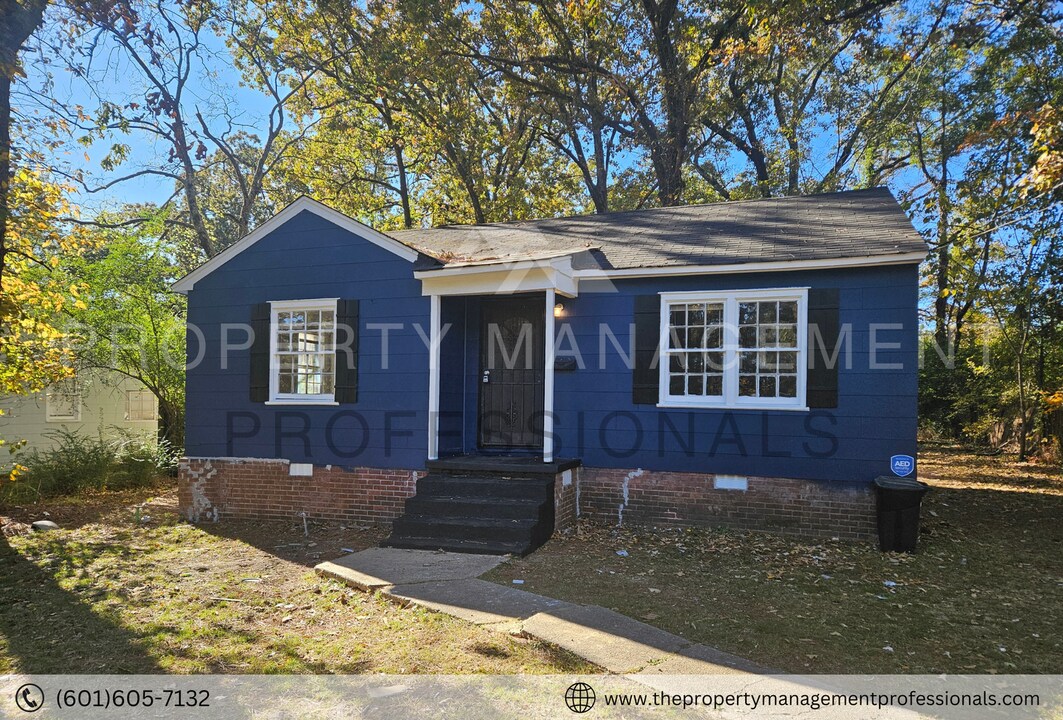 1025 Combs St in Jackson, MS - Building Photo