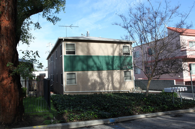 Vista Del Valle in Woodland Hills, CA - Foto de edificio - Building Photo