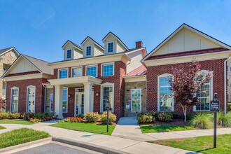 Revere at Tega Cay in Tega Cay, SC - Foto de edificio - Building Photo