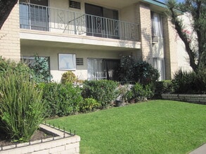 Valle Terrace Apartments in Van Nuys, CA - Building Photo - Building Photo