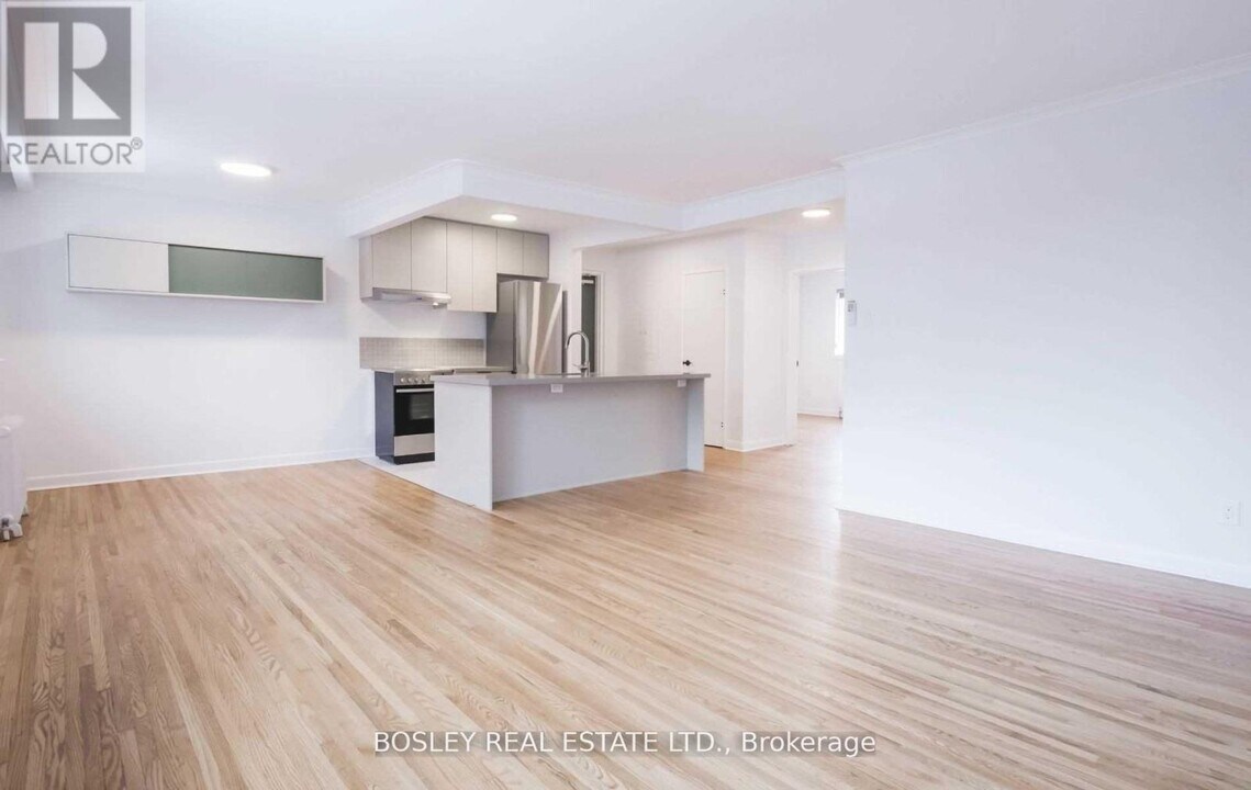555 Birchmount Rd in Toronto, ON - Building Photo