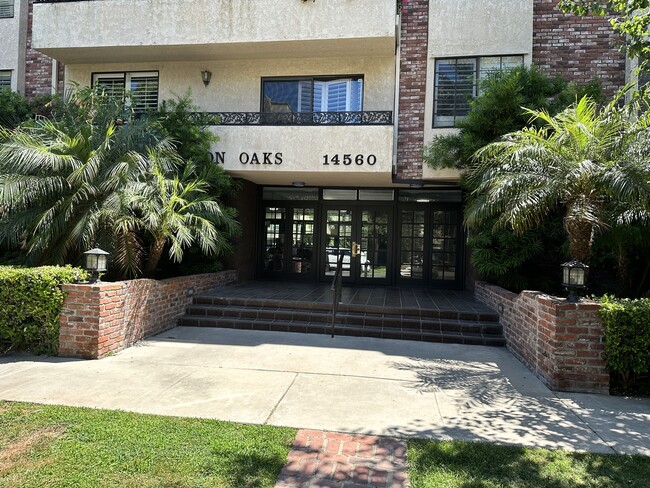 14560 Benefit St in Sherman Oaks, CA - Foto de edificio - Building Photo