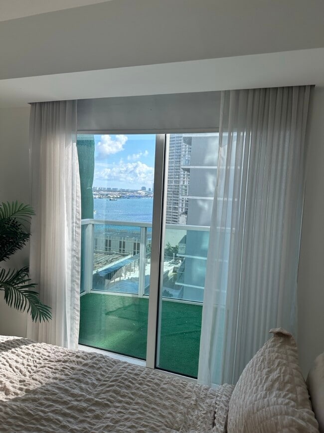 41 SE 5th St, Unit 1201 in Miami, FL - Building Photo - Building Photo