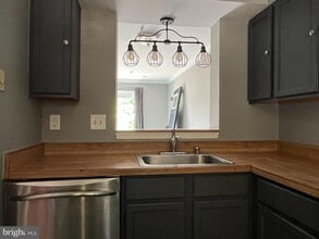 7601 Lee Landing Dr in Falls Church, VA - Building Photo - Building Photo