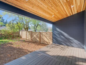 6255 SE 49th Ave in Portland, OR - Building Photo - Building Photo