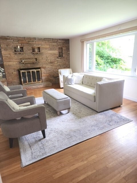 80 Woodcliff Rd in Chestnut Hill, MA - Building Photo