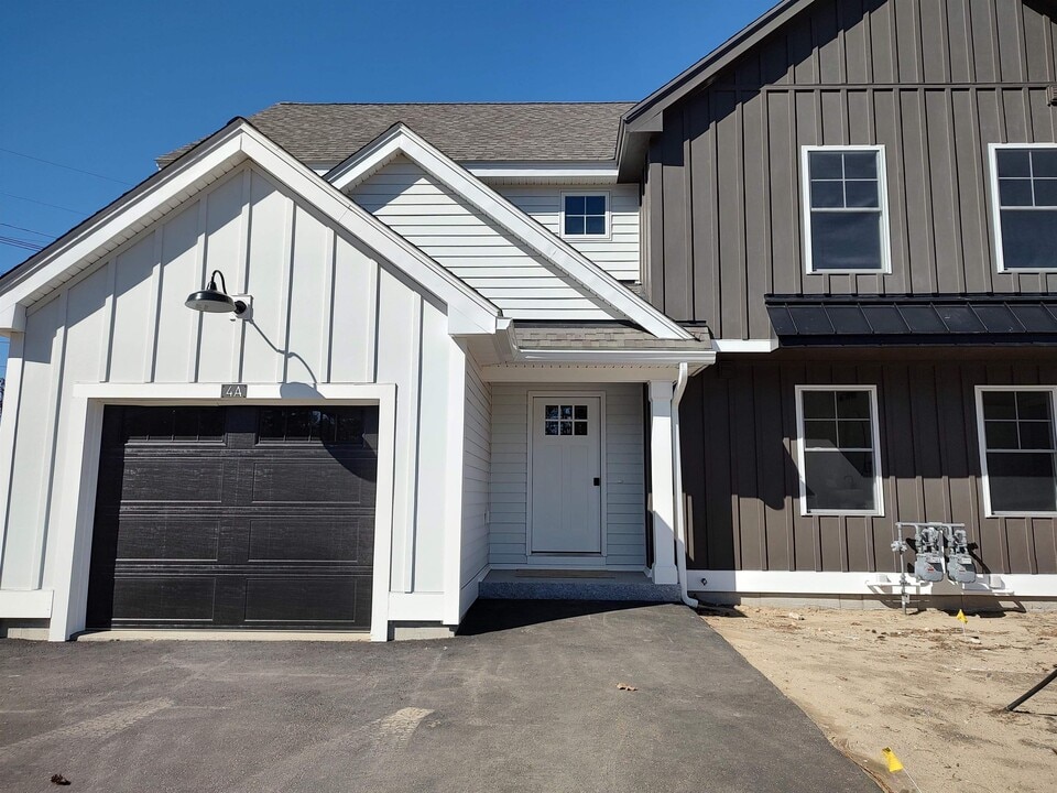 4 Dutch Dr in Litchfield, NH - Building Photo