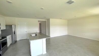 5544 Winona Dr in St. Cloud, FL - Foto de edificio - Building Photo