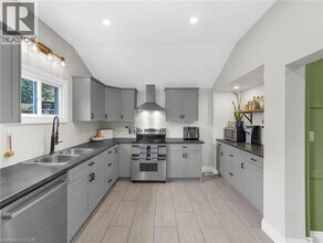 380 MacNab St N in Hamilton, ON - Building Photo - Building Photo