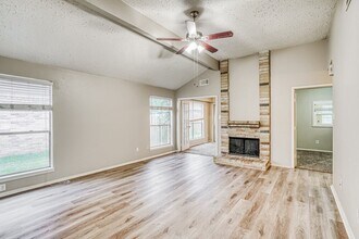 7010 Foxmont Ln in Humble, TX - Foto de edificio - Building Photo