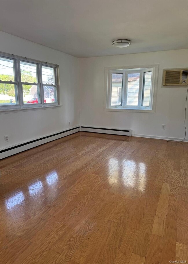 35 Auborn Ave in Shirley, NY - Building Photo - Building Photo